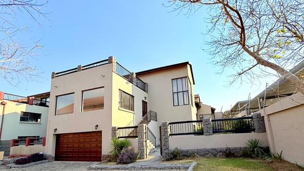 Townhouse For Sale in Barbeque Downs, Midrand